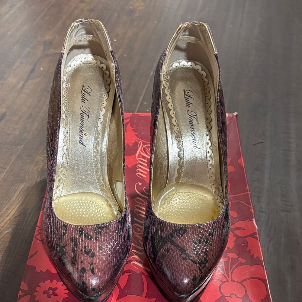 Lulu Townsend Burgundy Snake-Print Pointed Pumps Cerise